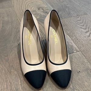 Gorgeous Chanel pumps never worn size 38